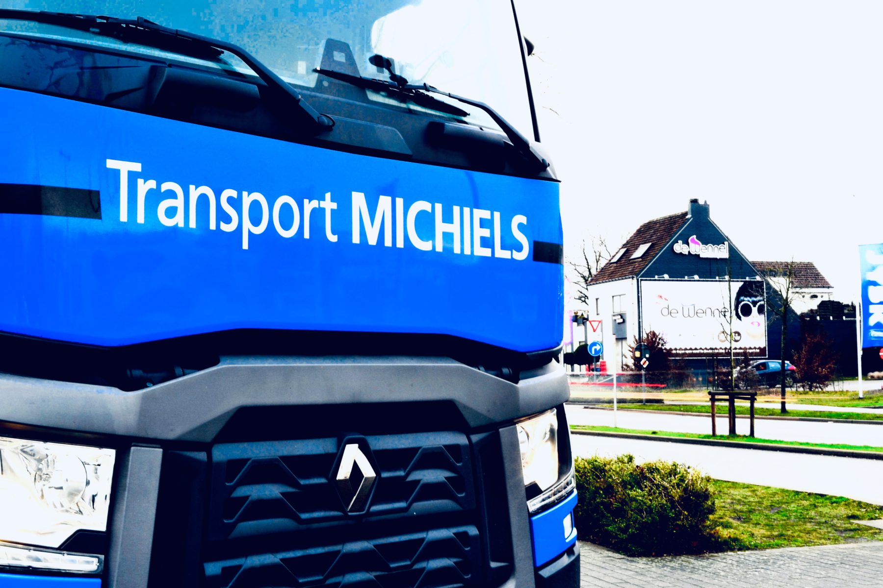 Transport Michiels logo op vrachtwagen
